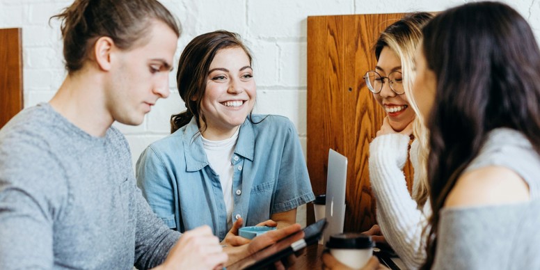 Forretningsfolk giver håndtryk